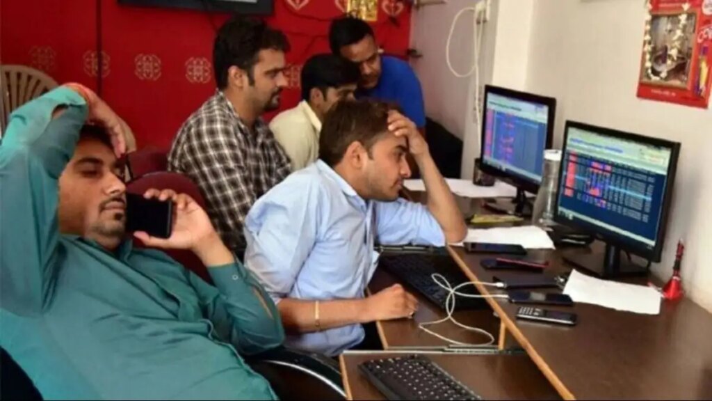 Dalal Street shaken by the weakness of Wall Street! Sensex fell by 700 points, know the reason for the fall