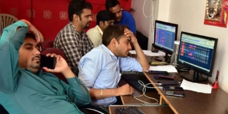 Dalal Street shaken by the weakness of Wall Street! Sensex fell by 700 points, know the reason for the fall