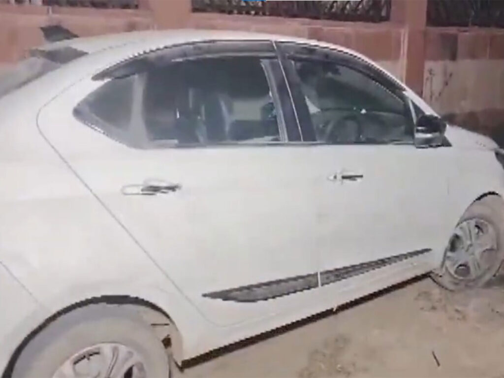 Delhi: Three bodies found inside a car on Peeragarhi flyover, police suspect suicide