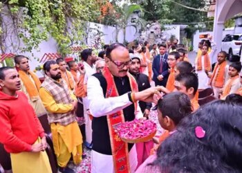 बटुकों को घर बुलाकर डिप्टी सीएम ब्रजेश पाठक ने किया सम्मान, अतिथियों ने जताया आभार