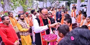 बटुकों को घर बुलाकर डिप्टी सीएम ब्रजेश पाठक ने किया सम्मान, अतिथियों ने जताया आभार