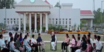 Discussion on examination: PM Modi's conversation with students in Raipur, said- If you want to become a leader, then first be fearless.