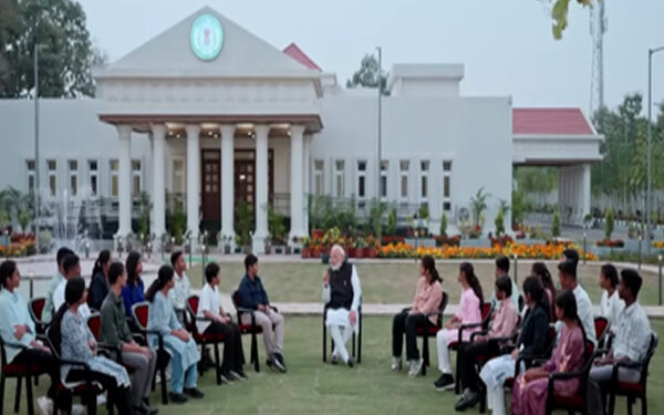 Discussion on examination: PM Modi's conversation with students in Raipur, said- If you want to become a leader, then first be fearless.