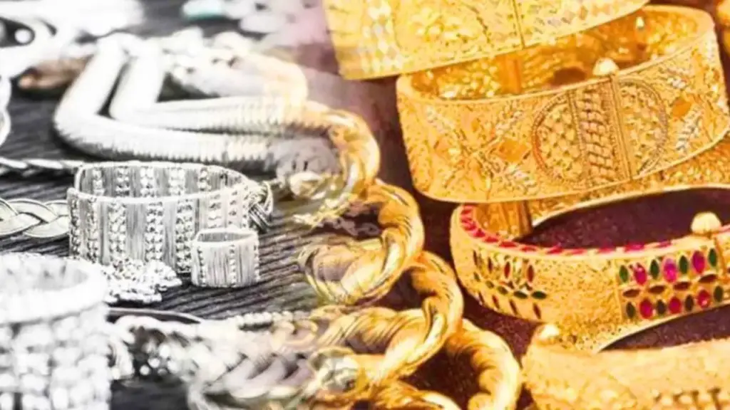 Gold and silver prices fell today, know in the video, silver fell by Rs 5,835 to Rs 2.61 lakh per kg, gold came to Rs 1.56 lakh