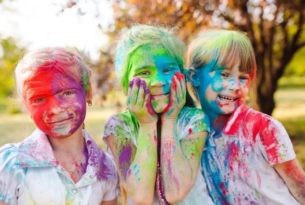If there are children and elderly people in the house, then do not make this mistake even by mistake, celebrate safe chemical free Holi in these 4 ways.