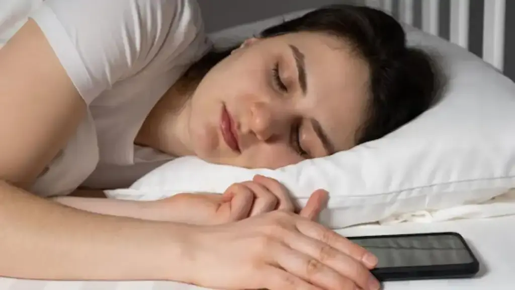 If you also sleep with your mobile next to your pillow, then be careful! Cancer may occur, know the whole truth from the doctor
