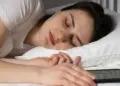 If you also sleep with your mobile next to your pillow, then be careful! Cancer may occur, know the whole truth from the doctor