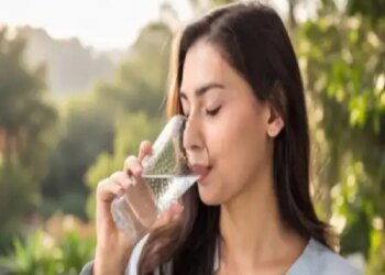 Is it okay to drink lukewarm water throughout the day? Learn the right rules from Ayurveda