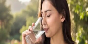 Is it okay to drink lukewarm water throughout the day? Learn the right rules from Ayurveda