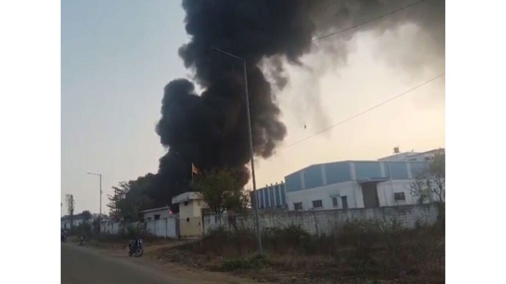 Karnataka: Fire breaks out in garbage warehouse in Vasant Naraspura industrial area of ​​Tumkur