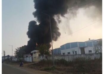 Karnataka: Fire breaks out in garbage warehouse in Vasant Naraspura industrial area of ​​Tumkur