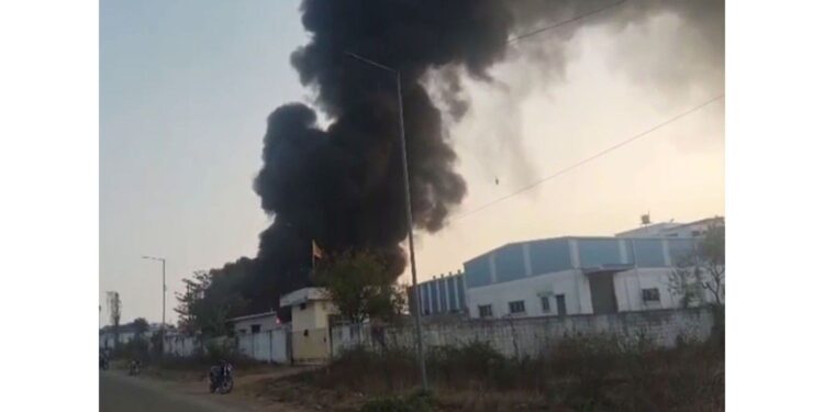 Karnataka: Fire breaks out in garbage warehouse in Vasant Naraspura industrial area of ​​Tumkur