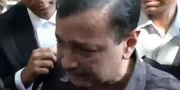 Kejriwal cried emotionally after being acquitted in Delhi liquor scam case, Sisodia hugged him