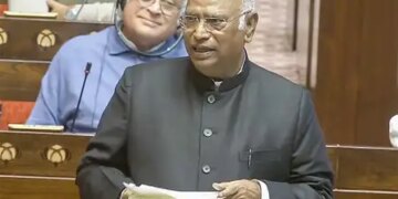 खड़गे ने कहा रुपए की घटती कीमत, आर्थिक असमानता व बेरोजगारी चिंता का विषय