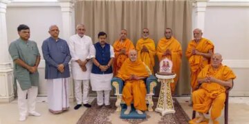 Nitin Naveen received blessings from Mahant Swami Maharaj during his first visit to Gujarat after becoming BJP President.