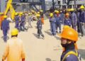 Panipat Refinery became a battlefield: Heavy stone pelting of 40 thousand workers, CISF fired in the air, vehicles overturned, policemen saved their lives by running away.