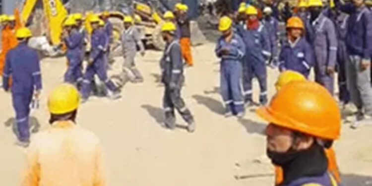 Panipat Refinery became a battlefield: Heavy stone pelting of 40 thousand workers, CISF fired in the air, vehicles overturned, policemen saved their lives by running away.