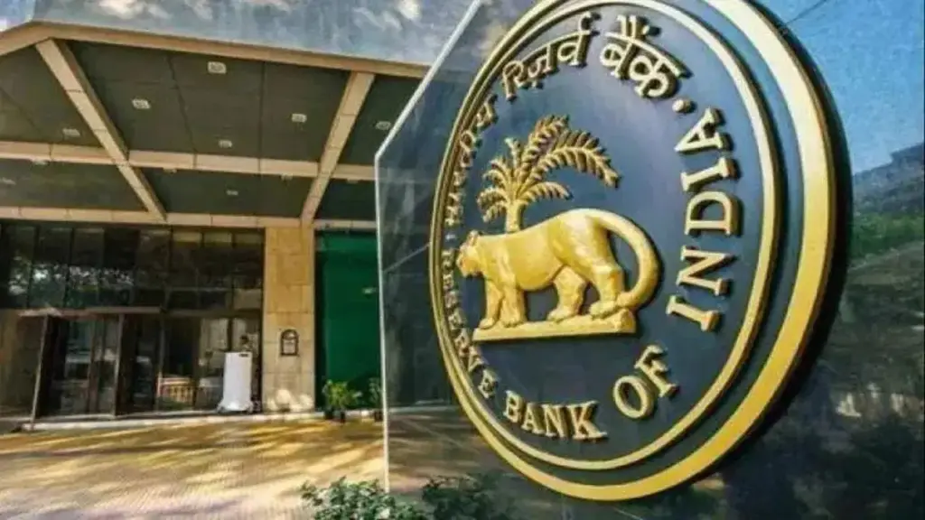 RBI's strict action: Ending arbitrariness of bank employees, new rules issued to stop mis-selling
