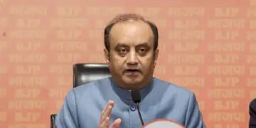 Rahul Gandhi is hurting the dignity of the House, the conversation between Indira Gandhi and General Manekshaw is still confidential: Sudhanshu Trivedi.