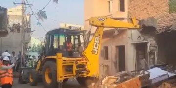 Rajkot: Action to remove encroachment started in Jangleshwar, bulldozers run on illegal houses