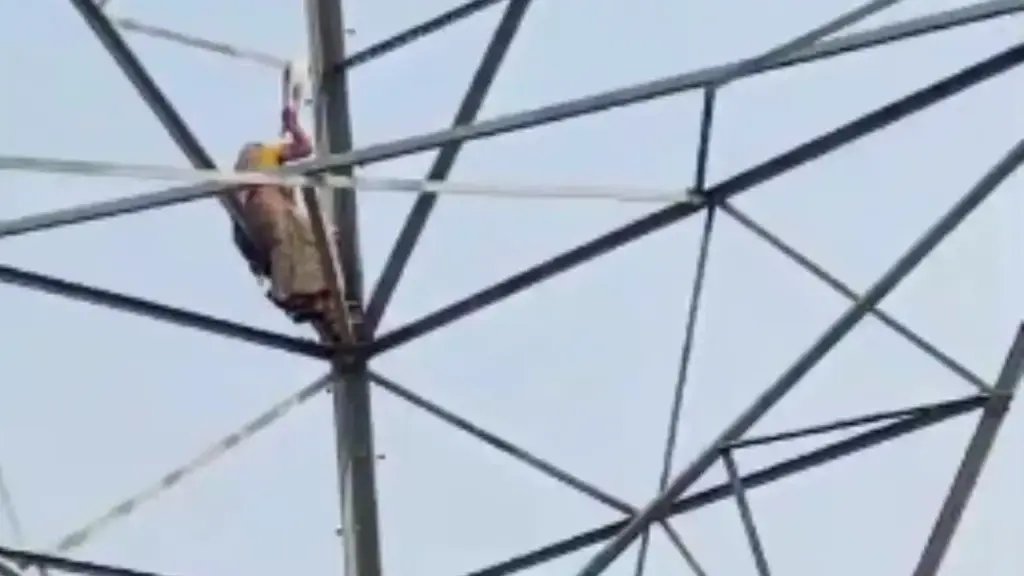 Son did not get bail… Woman climbed high tension tower; High voltage drama lasted for 8 hours