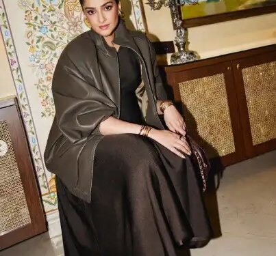 Sonam Kapoor was seen in black dress at the event, shared glimpses of special moments