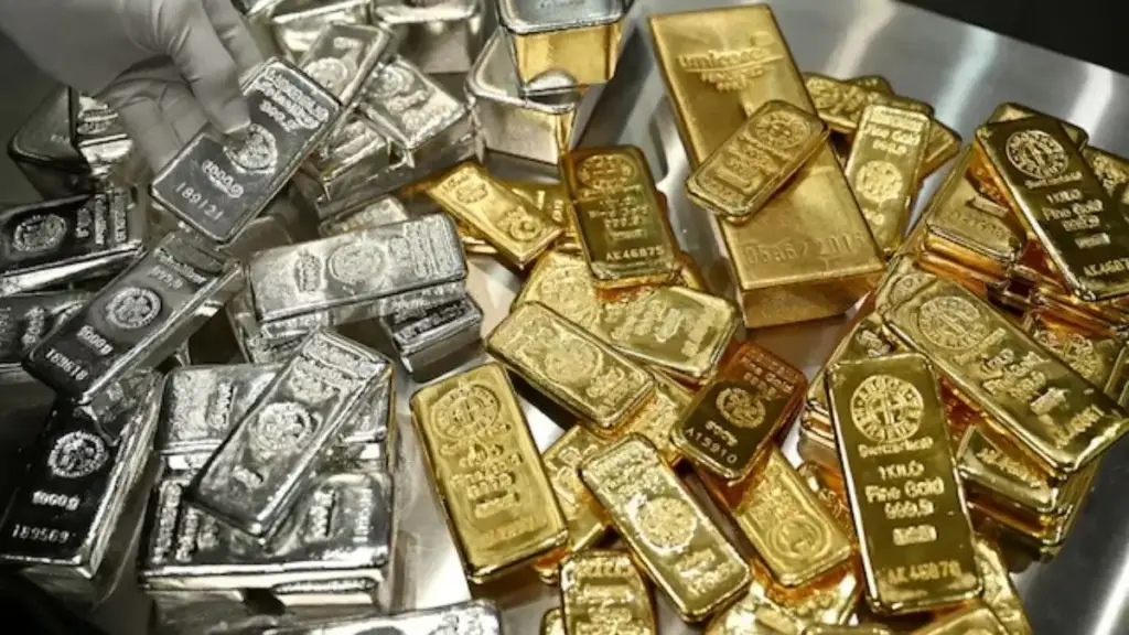 Stirred by Silver-Gold Crash! Those who dreamed of 4 lakhs got hit by half, know what is the reason