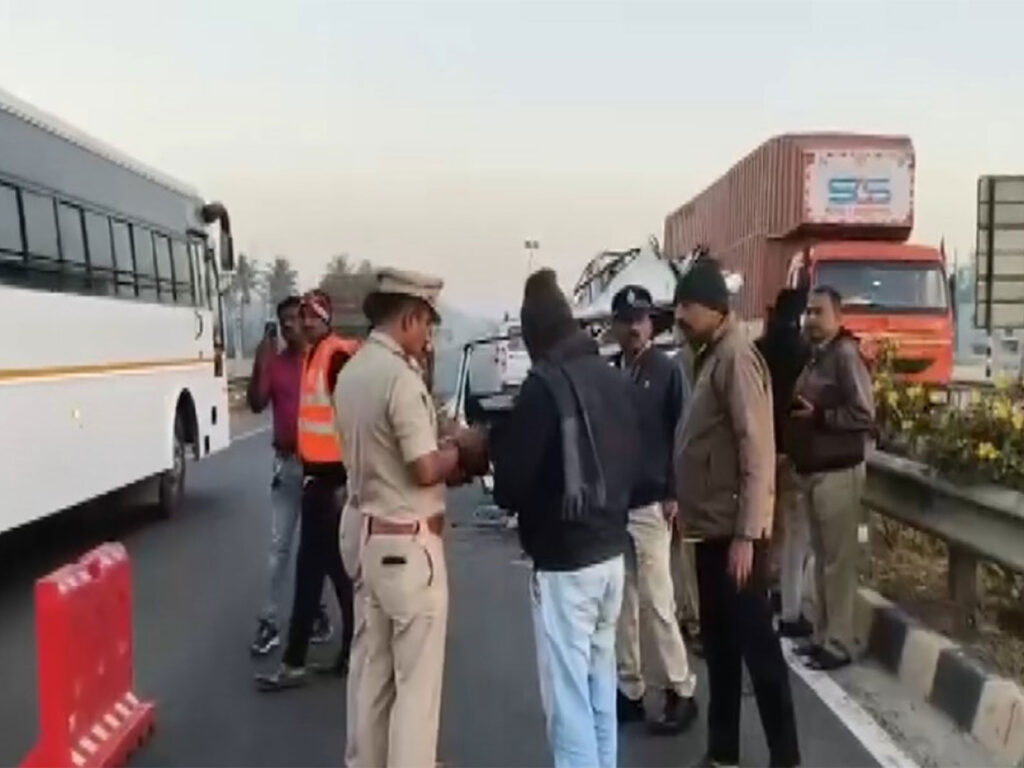 Terrible accident in Bengaluru, several vehicles collided together on the highway, 7 died on the spot