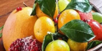 These naturally occurring fruits can be the cause of increased acidity in the stomach, know the precautions related to consumption