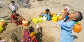 Thirst made me miserable! Women were seen collecting water by digging pits, eyes will get tears after watching the viral clip