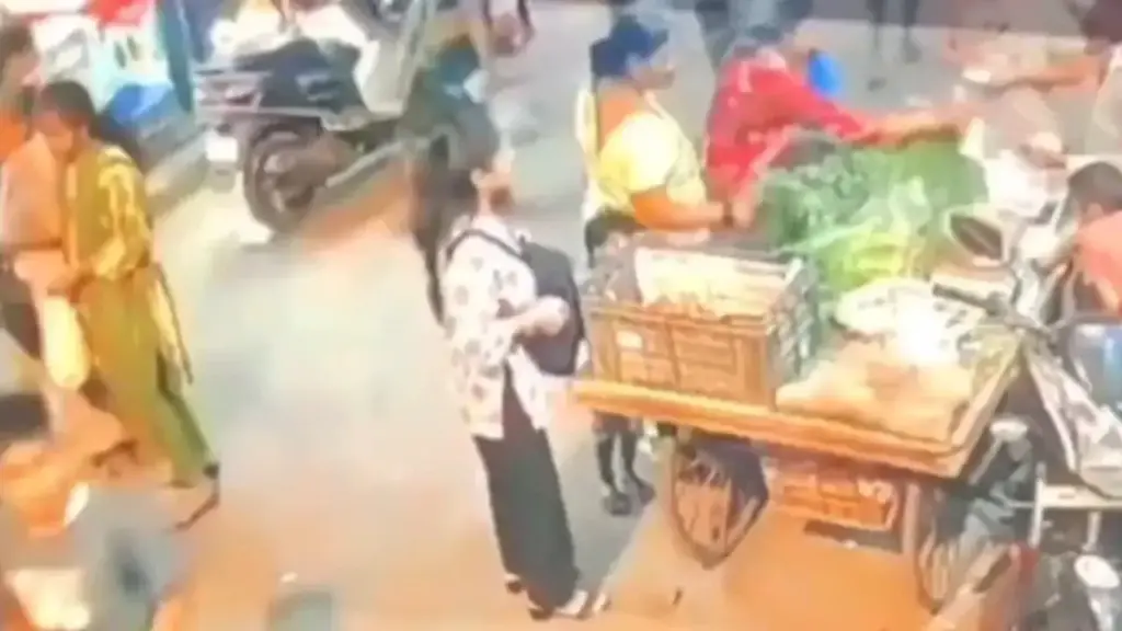 Video of girl snatching chain from child in broad daylight