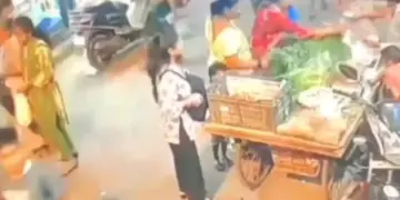 Video of girl snatching chain from child in broad daylight
