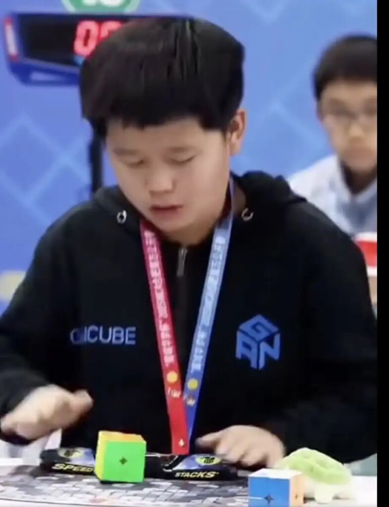 Viral Video: Little child solves Rubik's Cube in 0.39 seconds, the world is surprised to see his talent and agility