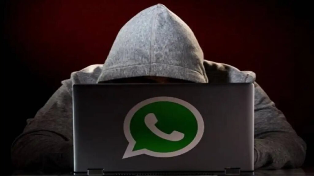 WhatsApp users beware: Just one mistake and your personal chat will become public, know which mistake can cost you dearly.