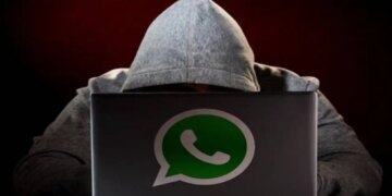 WhatsApp users beware: Just one mistake and your personal chat will become public, know which mistake can cost you dearly.
