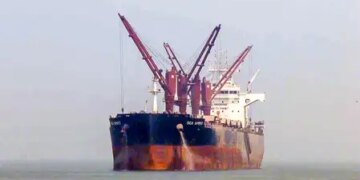 After 'Shivalik', the ship 'Nanda Devi' carrying LPG also passed through the Strait of Hormuz.