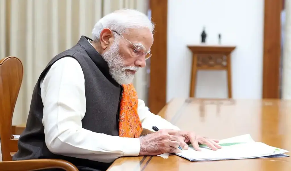 Big step by government to avert fuel crisis! 10% increase in LPG production, Hardeep Puri met PM Modi