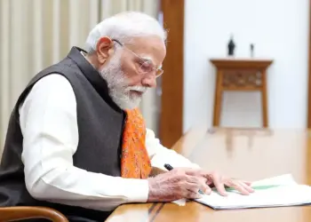 Big step by government to avert fuel crisis! 10% increase in LPG production, Hardeep Puri met PM Modi