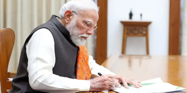 Big step by government to avert fuel crisis! 10% increase in LPG production, Hardeep Puri met PM Modi