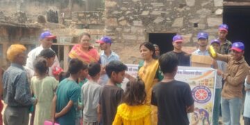 Dausa: NSS volunteers distributed stationery, education and cleanliness in Harijan and Sikligar settlements and gave the message of cleanliness.