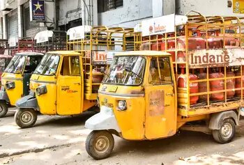 सरकार की जमाखोरी और ब्लैक मार्केटिंग पर कार्रवाई के बीच एलपीजी की बुकिंग में आई गिरावट