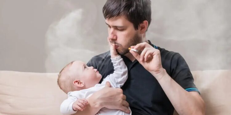 Father's nicotine habit can become a danger to children, the risk of diabetes can increase.