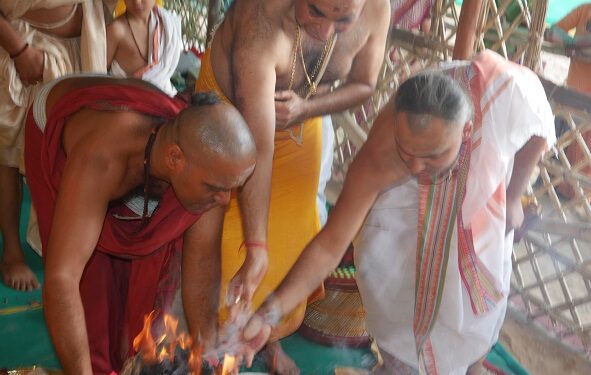 Fire lit in Shat Gayatri Purashcharan Mahayagya due to Arani Manthan