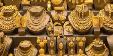 Gold Price Today Update: Fall in gold prices, silver also became cheaper, check today's latest rates here before purchasing.