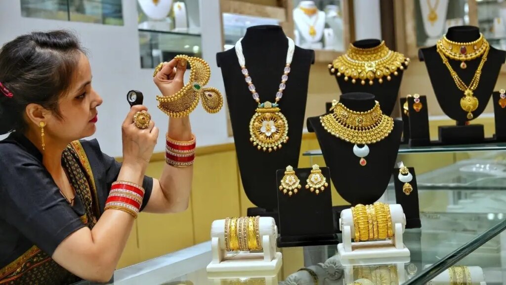 Gold cooled down, silver also fell! Know what is the new price of gold and silver in the market today