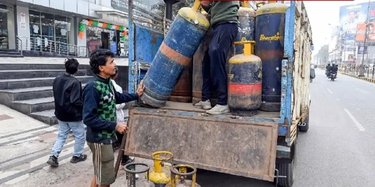 Government implemented ESMA for LPG gas supply, now you can book second cylinder only after 25 days