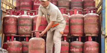 Government increased the allocation of commercial LPG to 50 percent, raids continue on hoarding and black marketing of gas cylinders.