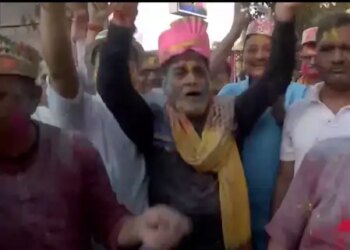 Holi celebrated in Bihar, Agriculture Minister Ramkripal Yadav played Holi with supporters at Gandhi Maidan