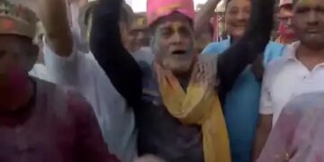 Holi celebrated in Bihar, Agriculture Minister Ramkripal Yadav played Holi with supporters at Gandhi Maidan