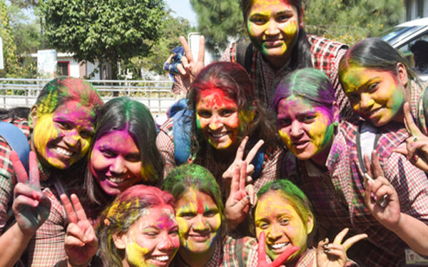 Holi colors spread everywhere in Madhya Pradesh